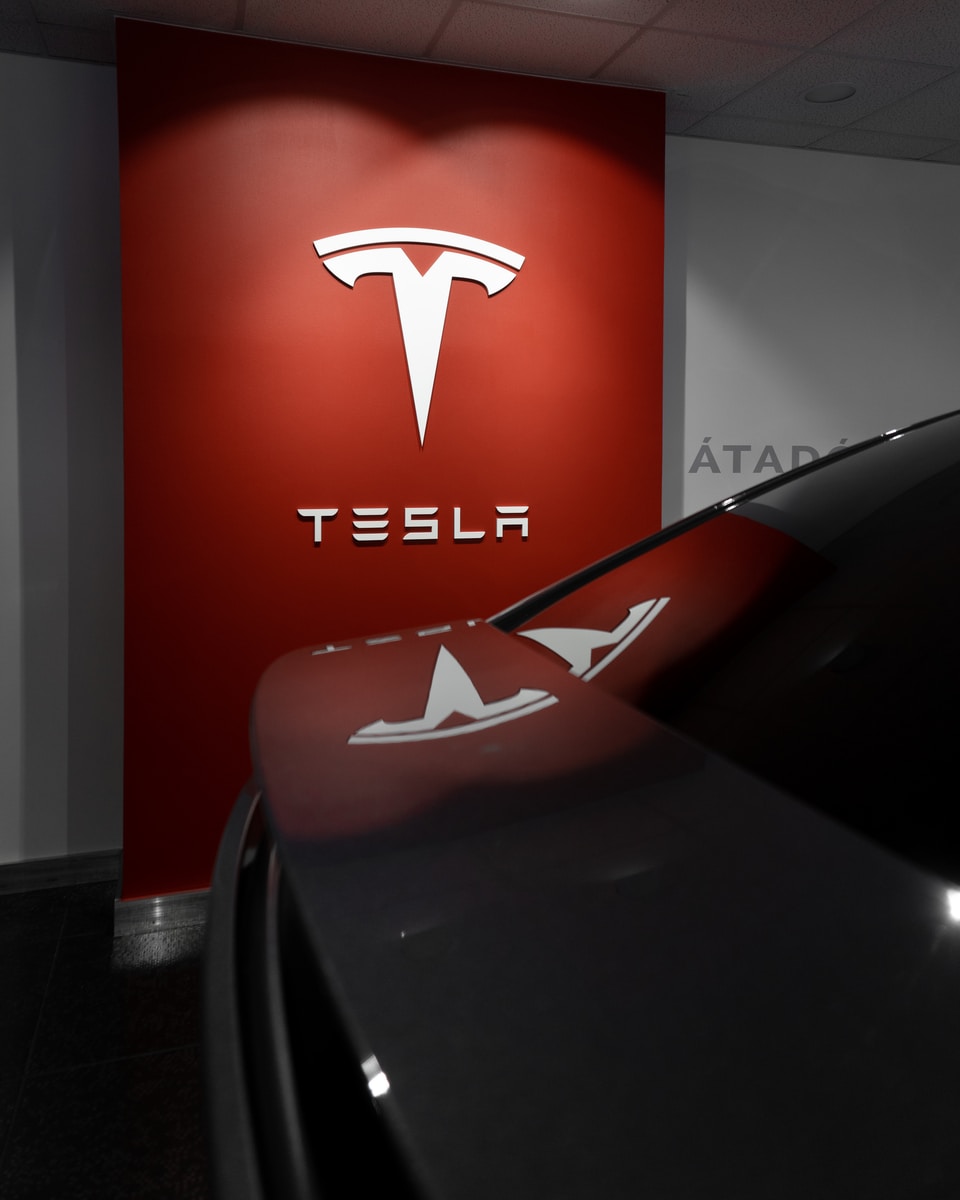 Tesla logo och tesla bil