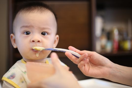 bebis äter purémat