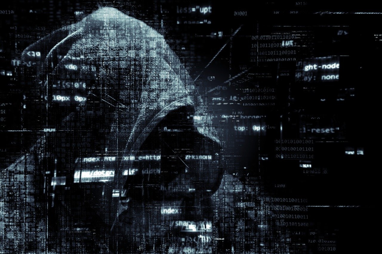 Cybersäkerhet man i mörk huva i digital värld med kod omkring sig