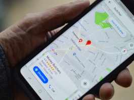 person håller svart telefon med google maps